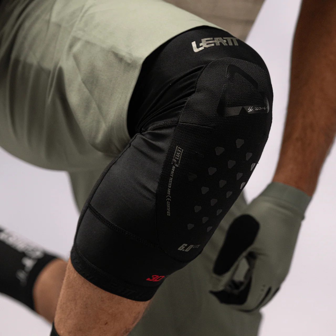 Knee Guard 6.0 Evo Lite - Black - Image 5
