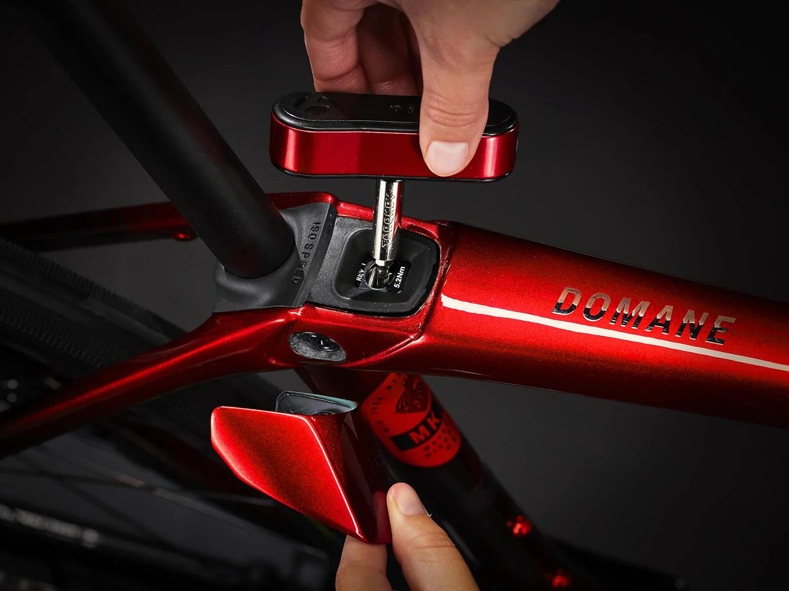 Domane SLR 9 Gen 4 Metallic Red Smoke to Red Carbon Smoke - Image 9