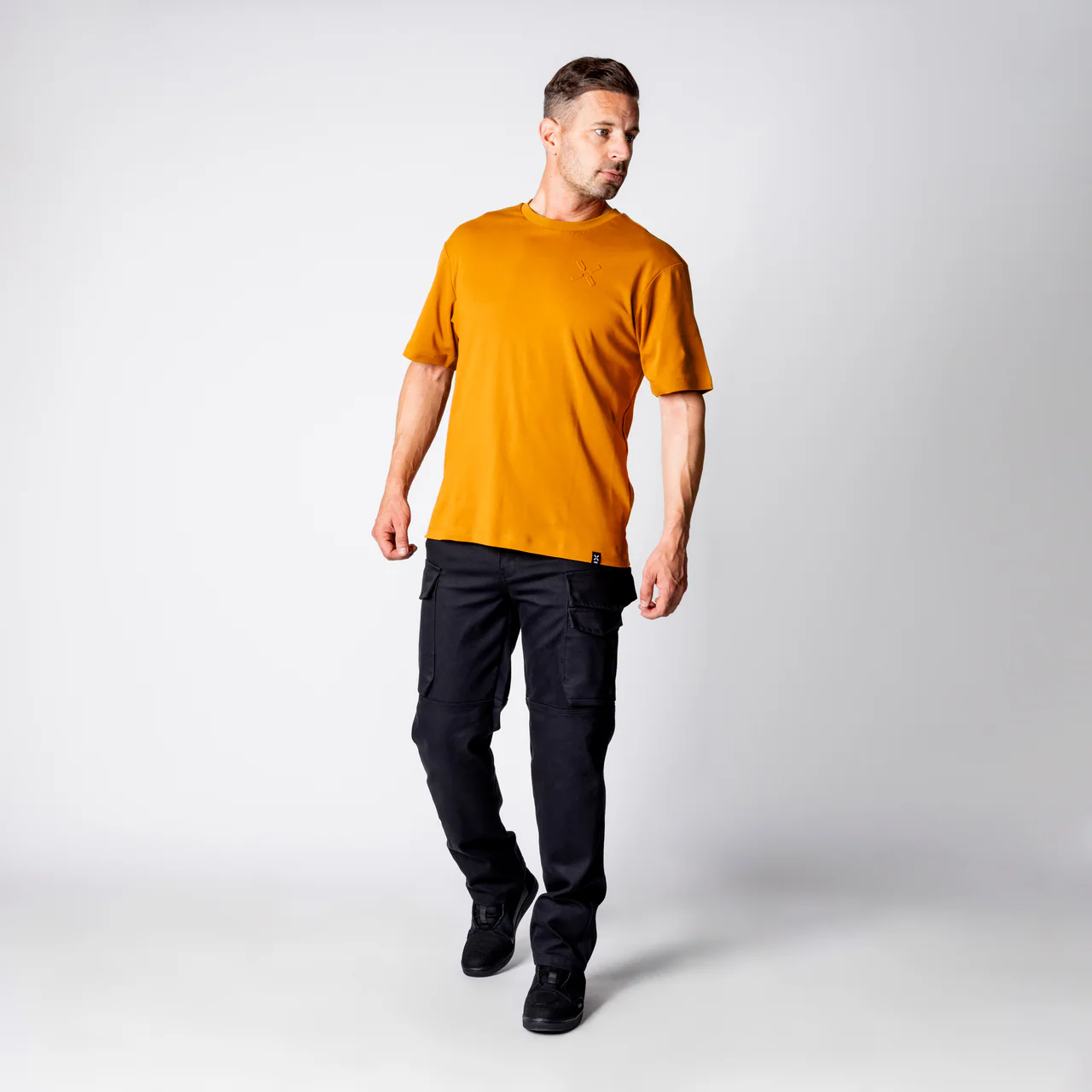 Brand 1.0 Tee - ochre braun - Image 4